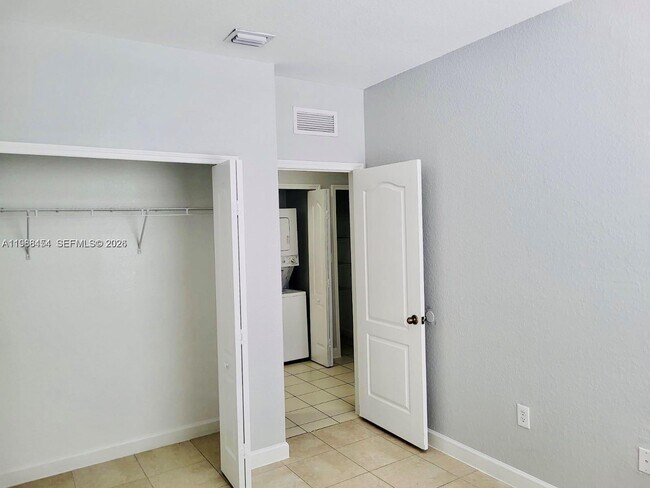 Building Photo - 1543 SE 25th St