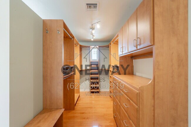 Building Photo - 1325 W Lobo Ave