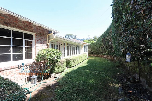 Building Photo - Oakmore Ranch Style Home