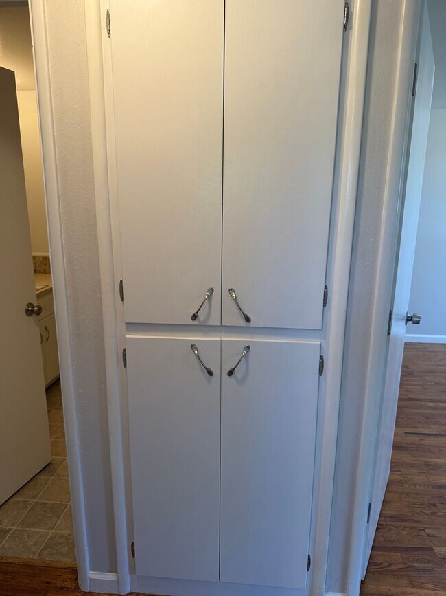 Building Photo - 3-bedroom, 1 bath duplex with garage!