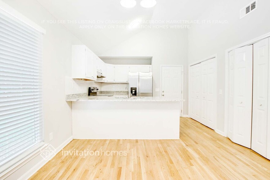 Building Photo - 883 Columbia Ct