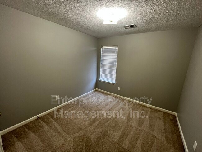 Building Photo - 8452 Creek Front Dr