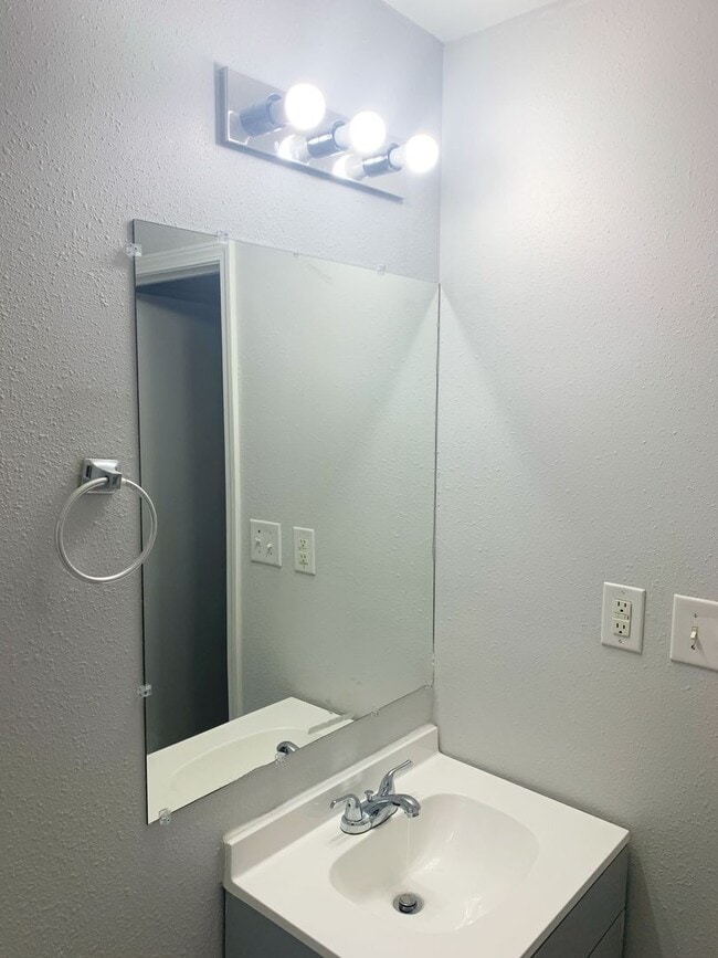 Building Photo - For Rent...4764 Warnock Ave, Granite City