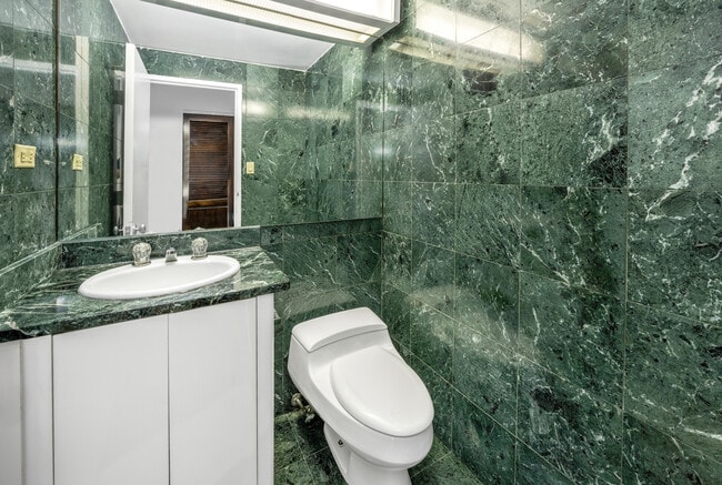 Building Photo - 106 Central Park S