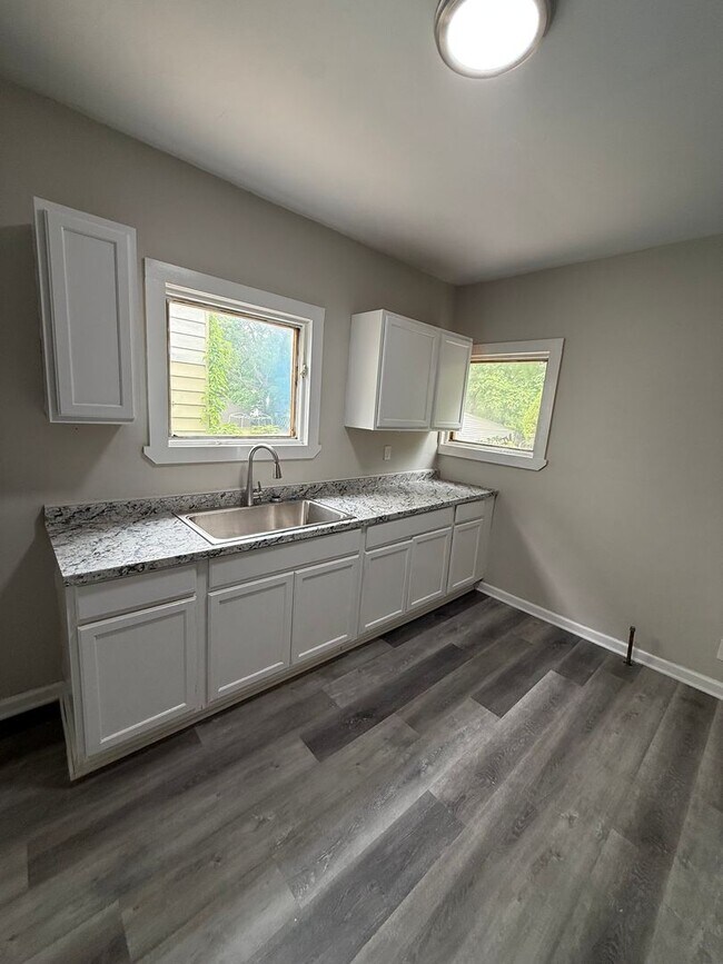 Building Photo - 4bd Single Section 8 *1/2 OFF SECURITY DEPOSIT SPECIAL*