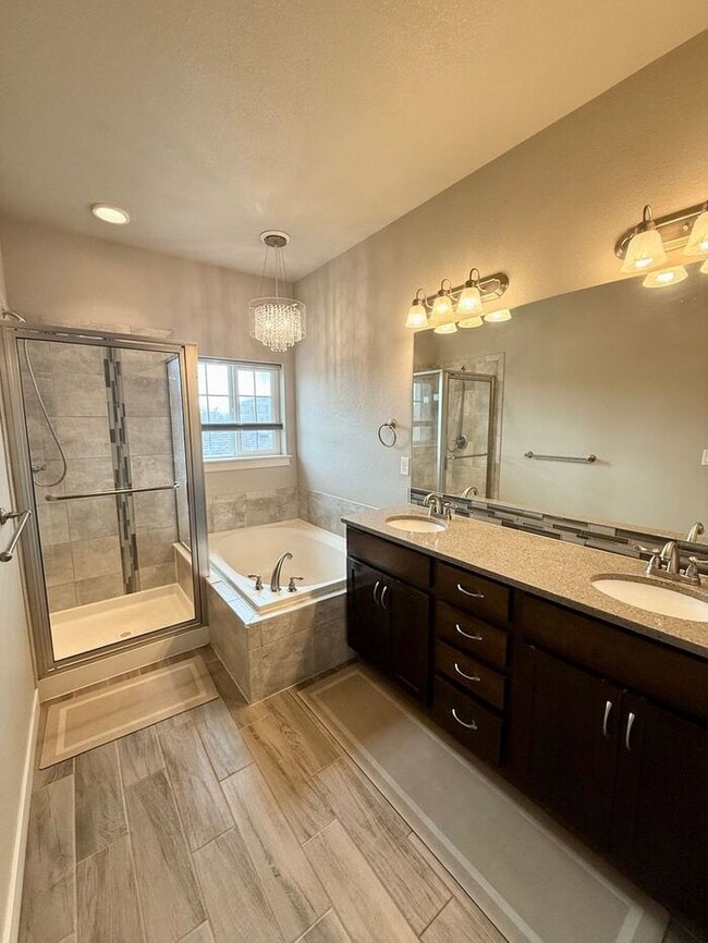 Building Photo - This townhome-style condo truly has it all!