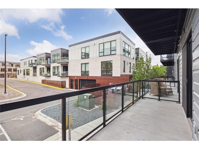 Building Photo - 253 Lake St E