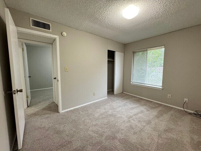 Building Photo - Great Condo for lease in North Austin!