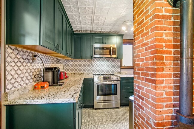 Building Photo - 19 Pine St