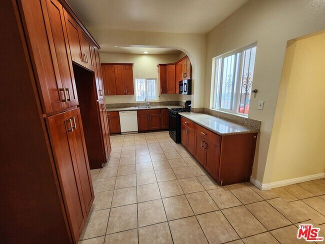 Building Photo - 750 E 40th Pl