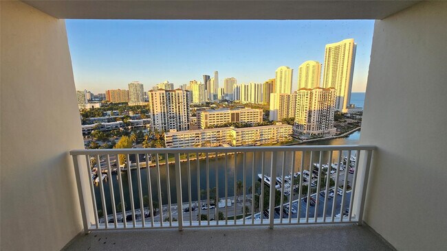 Building Photo - 300 Bayview Dr