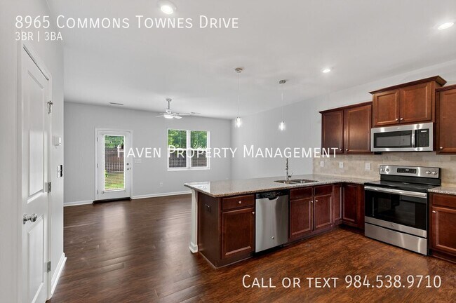 Building Photo - 8965 Commons Townes Dr