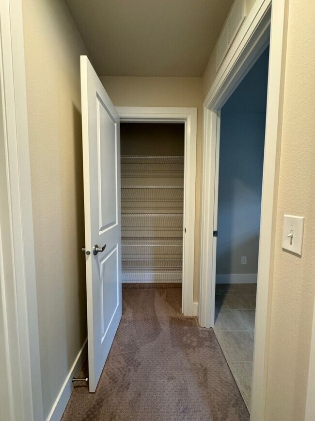 Building Photo - Gorgeous 4BR, 3.5BA Gem in Kingstone Community, Lynnwood,