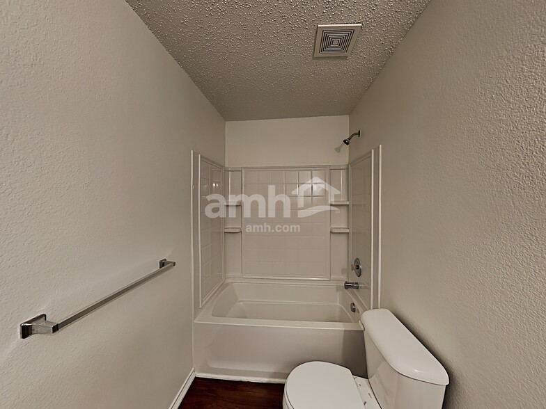 Building Photo - 16656 Jasmine Springs Dr