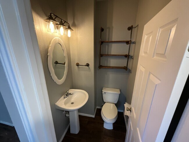 Building Photo - "Charming 3-Bed Oasis with Granite Touches & Cozy Fireplace in Cibolo!"