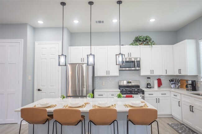 Building Photo - 2214 Des Chaumes St