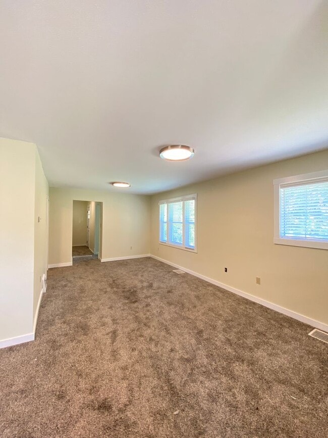 Building Photo - $1,695 - 2 Bed / 1 Bath Spacious House in ...