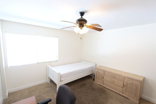 Building Photo - Furnished 2BR, 2BA Condo in University Heights