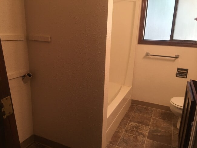 Building Photo - 2 BEDROOM, 1 BATH DUPLEX W/FENCED YARD!