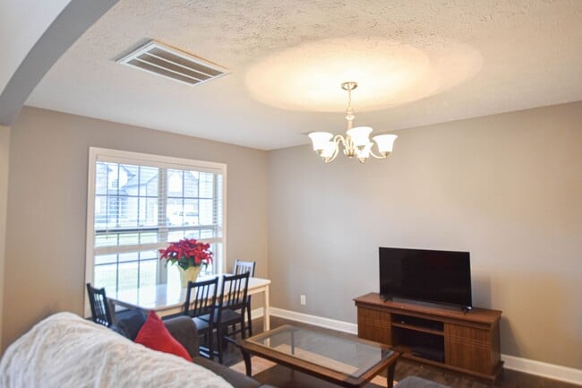 Building Photo - Pet Friendly Four Bedroom!