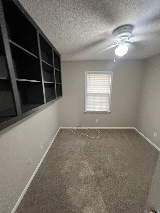 Building Photo - COMING SOON!!! 3 bed 1.5 bath TOWNHOME!!