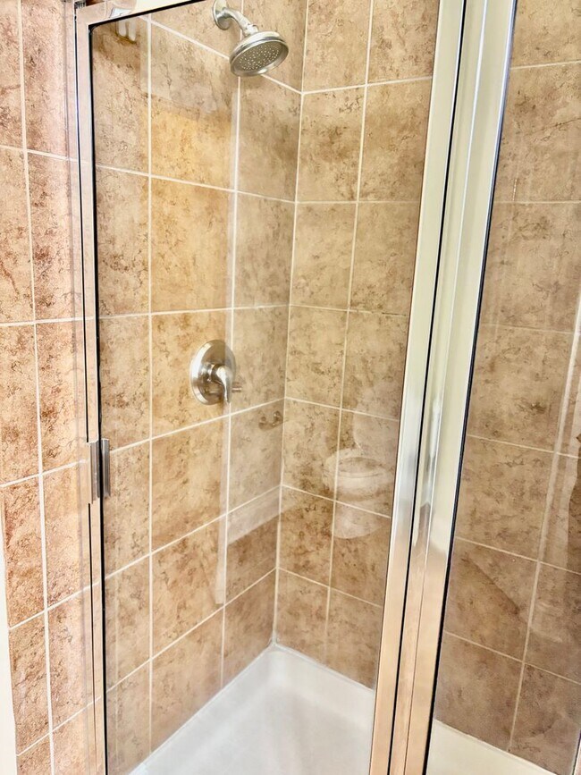 Building Photo - 3 bedroom/ 2 bathroom- Bennington on the Park