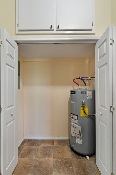 Building Photo - 2 W Lakeview Dr