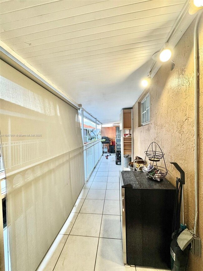 Building Photo - 2527 W 76th St