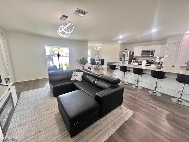 Building Photo - 2425 NE 7th Pl