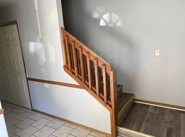 Building Photo - 2 Bedroom / 1.5 Bathroom Townhouse w/ Fenc...
