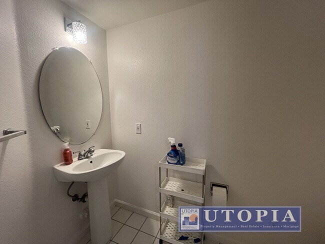 Building Photo - Quiet Beautiful 3 Bed, 2.5 Bath Property Near UCSC