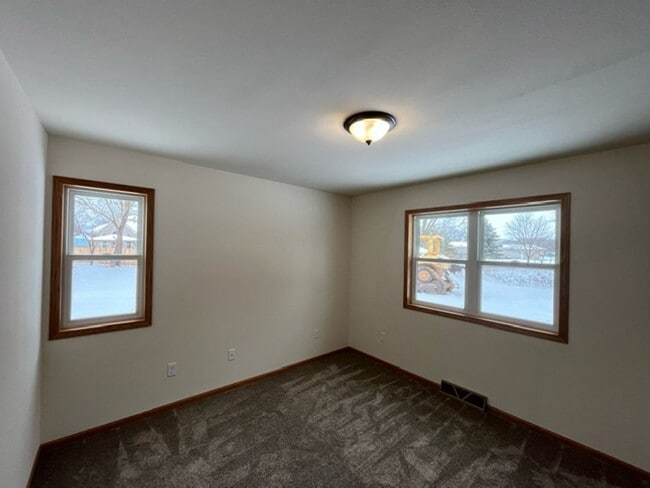 Building Photo - 516