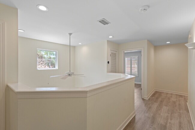 Building Photo - 3 bedroom/ 2.5 bathroom in Destin, FL!