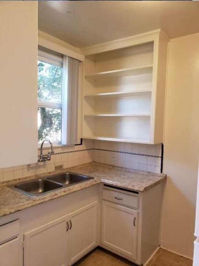 Building Photo - $500 REBATE Bright upper end (2bdr) in Nor...