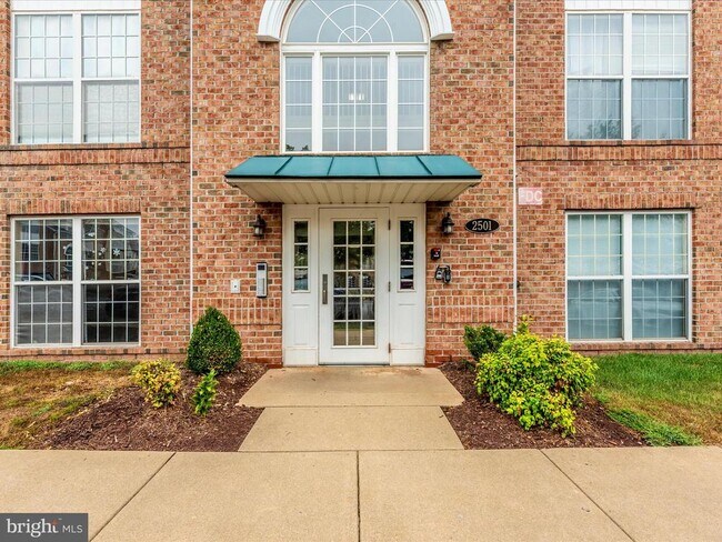 Building Photo - 2501 Coach House Way