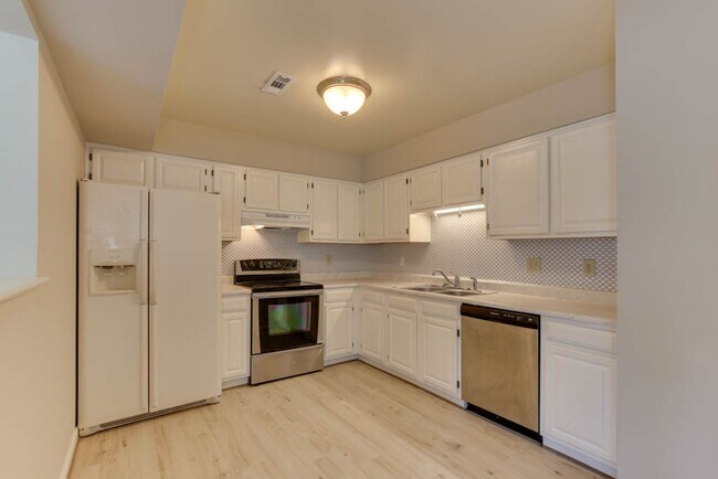 Building Photo - Updated 3-Bedroom Yorktown Townhouse with Private Yard and Community Amenities