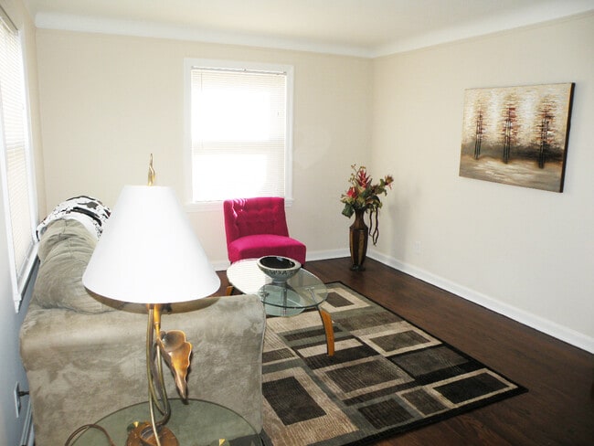 Building Photo - 3 Bed - 1 Full Bath Cape Cod for Rent in Euclid | Unbelievably Beautiful!