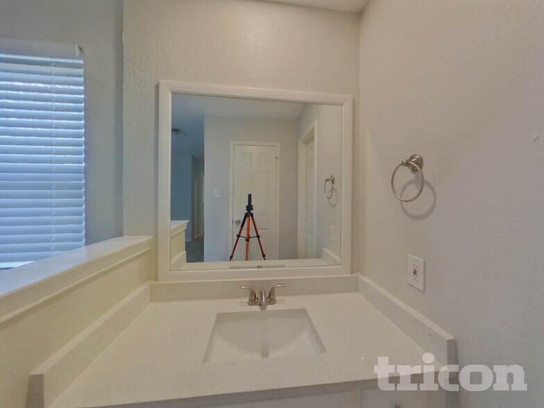 Building Photo - 537 Greenway Dr