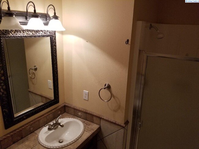 Building Photo - South Richland Townhouse for rent