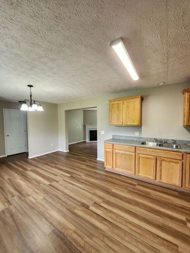 Building Photo - Weaverville Rental