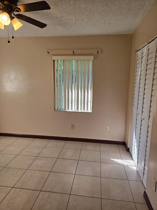 Building Photo - SPACIOUS 2 BEDROOM 1 BATH DUPLEX LOCATED I...