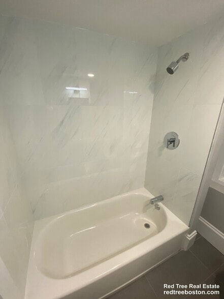 Building Photo - 190 Kelton St