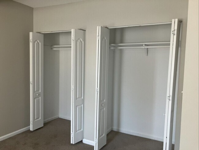 Building Photo - Three Bedroom Condo - Centrally Located Su...