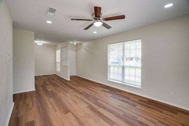 Building Photo - 2103 Pompton Dr