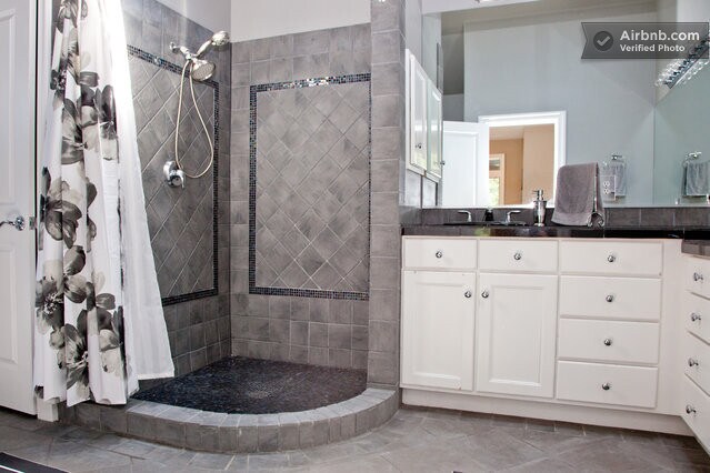 Building Photo - AVAILABLE AUGUST: Upscale 4 bed/2.5 bath home in North Campus just north of UT