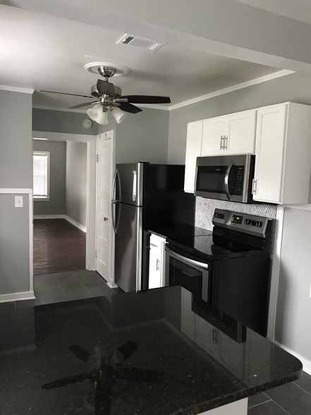 Kitchen - 1401 Hurley Ave