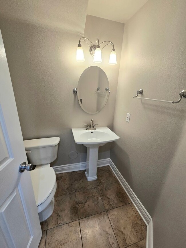 Building Photo - Large and spacious 3 bedroom townhouse with garage!