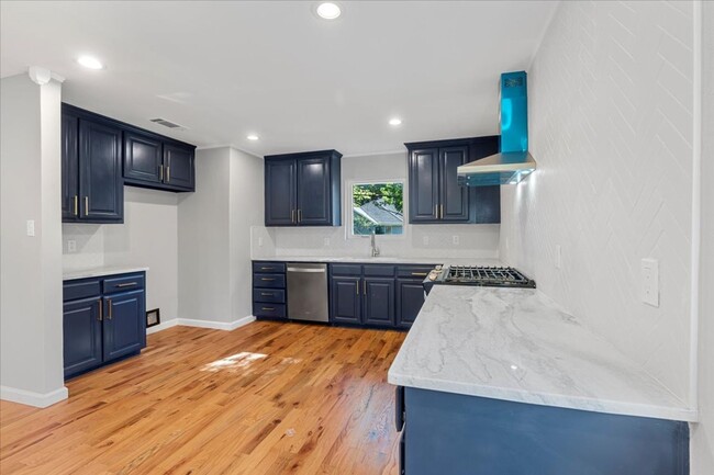 Building Photo - Recently Renovated 4-bed 3.5-bath 2-living...