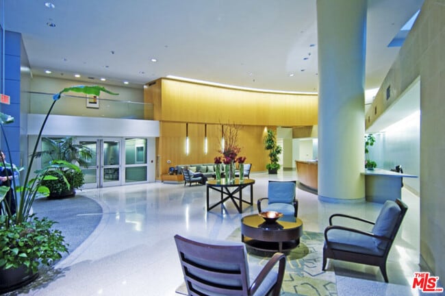 Building Photo - 13600 Marina Pointe Dr