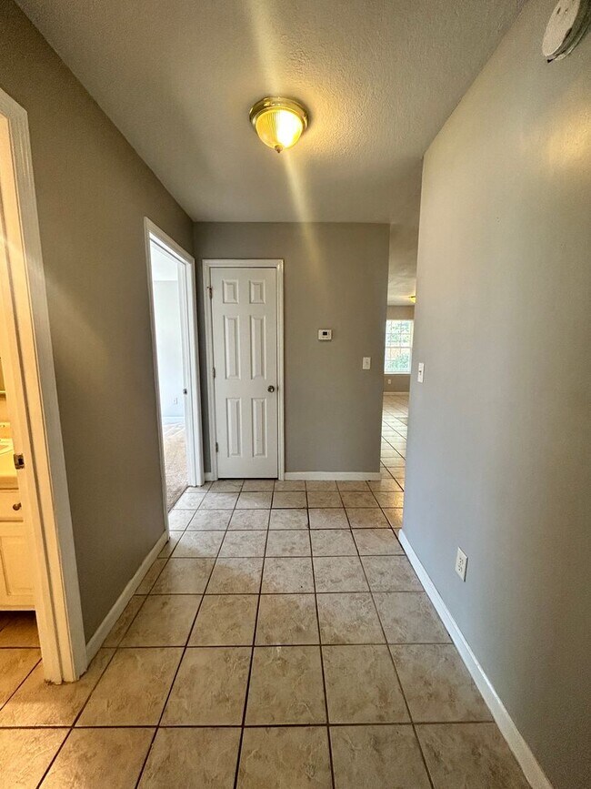 Building Photo - Charming  2 Bed, 1 Bath, 1 Car Garage, Cov...